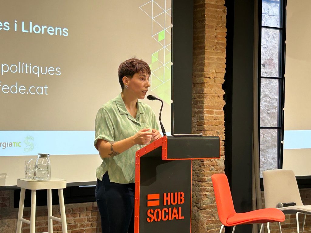 Judith Membrives dando la charla "Los datos a las entidades sociales" en la jornada SimbiòTIC.